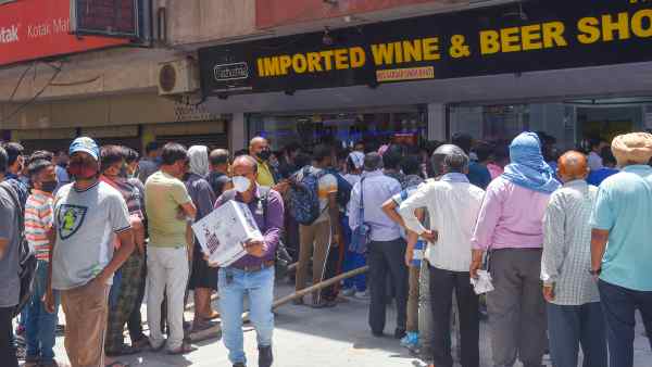 Keep the liquor shop open, we will be saved from going to the hospital,video of a woman who came to Delhi to buy alcohol Keep the liquor shop open, we will be saved from going to the hospital,video of a woman who came to Delhi to buy alcohol