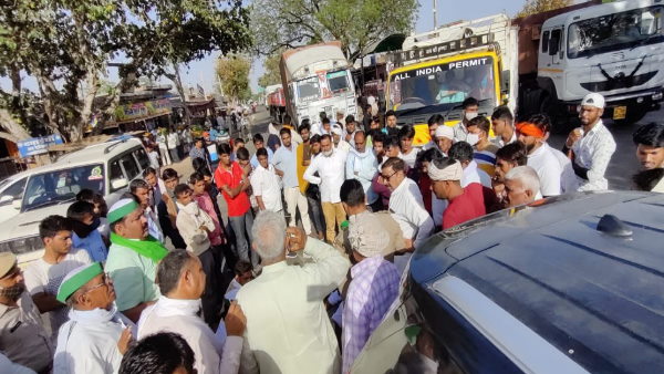 Rajasthan: Rakesh Tikaits car attacked in Alwar Rajasthan: Rakesh Tikaits car attacked in Alwar