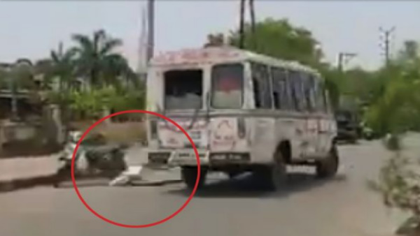 An ambulance in Vidisha district dropped a Covid patients body on the road An ambulance in Vidisha district dropped a Covid patients body on the road