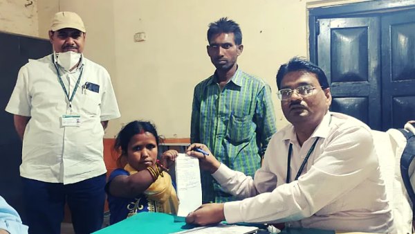 up panchayat election 2021 three feet tall woman file nomination in jaunpur up panchayat election 2021 three feet tall woman file nomination in jaunpur