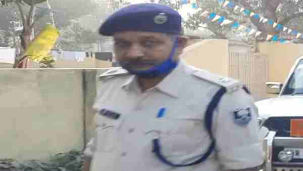 Circle Inspector along with 6 other police officials has been suspended for leaving SHO of Kishanganj Ashwini Kumar alone with the crowd in Uttar Dinajpur Circle Inspector along with 6 other police officials has been suspended for leaving SHO of Kishanganj Ashwini Kumar alone with the crowd in Uttar Dinajpur