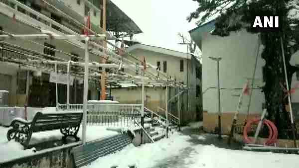 Uttarakhand: Badrinath Dham, Ghangaria, and Mana villages in Chamoli district have been receiving snowfall Uttarakhand: Badrinath Dham, Ghangaria, and Mana villages in Chamoli district have been receiving snowfall