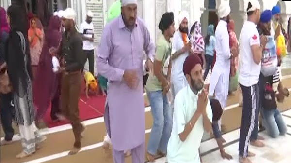 Happy Baisakhi 2021: Punjab Amritsar, Devotees celebrate Baisakhi and pray in Golden Temple Happy Baisakhi 2021: Punjab Amritsar, Devotees celebrate Baisakhi and pray in Golden Temple