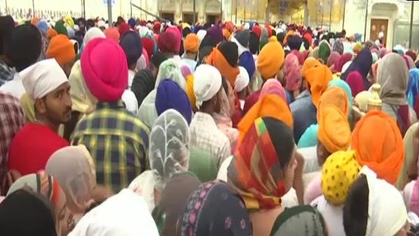 Happy Baisakhi 2021: Punjab Amritsar, Devotees celebrate Baisakhi and pray in Golden Temple Happy Baisakhi 2021: Punjab Amritsar, Devotees celebrate Baisakhi and pray in Golden Temple