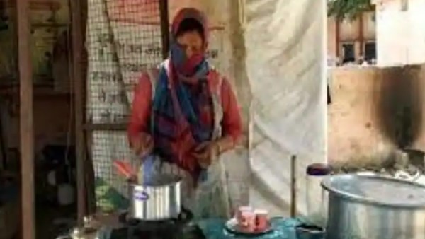 पिछले तीन साल बेच रही हैं चाय