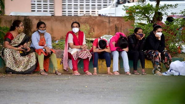 Covid-19 Bengaluru: Pyres till 2 am at crematoriums token for queues, people wait for the funeral at crematorium Covid-19 Bengaluru: Pyres till 2 am at crematoriums token for queues, people wait for the funeral at crematorium