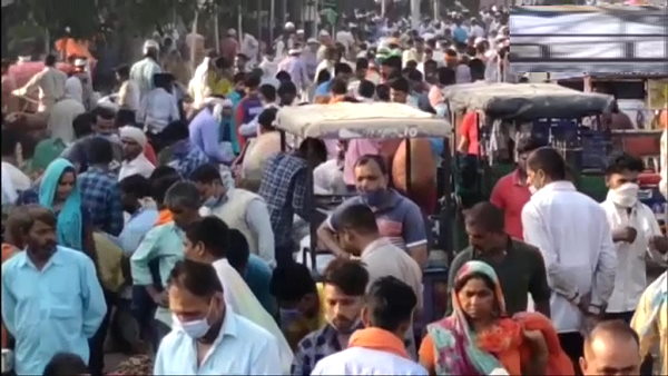 huge crowd in vegetables market of Moradabad Uttar Pradesh, people were seen without mask, breaking Social distancing huge crowd in vegetables market of Moradabad Uttar Pradesh, people were seen without mask, breaking Social distancing