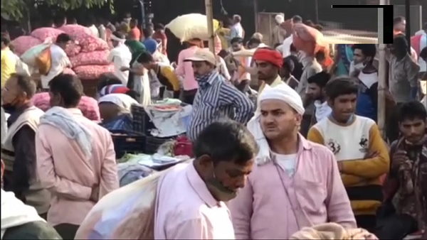 huge crowd in vegetables market of Moradabad Uttar Pradesh, people were seen without mask, breaking Social distancing huge crowd in vegetables market of Moradabad Uttar Pradesh, people were seen without mask, breaking Social distancing