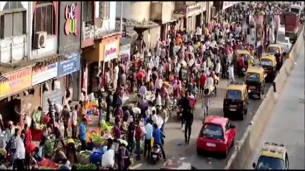 people breaking covid guidelines in Mumbais Dadar, 61% of active corona patients from Maharashtra people breaking covid guidelines in Mumbais Dadar, 61% of active corona patients from Maharashtra