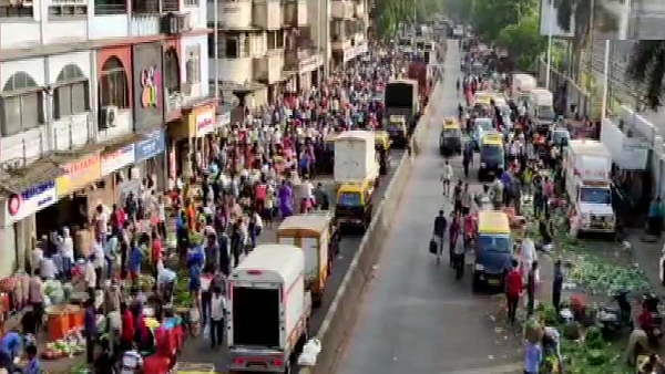 people breaking covid guidelines in Mumbais Dadar, 61% of active corona patients from Maharashtra people breaking covid guidelines in Mumbais Dadar, 61% of active corona patients from Maharashtra
