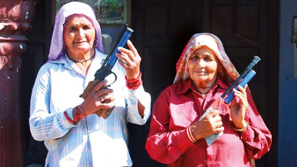 जब दादी का निशाना देखकर हर कोई रह गया हैरान