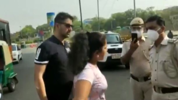 Delhi Police in Daryaganj video viral Delhi Police in Daryaganj video viral