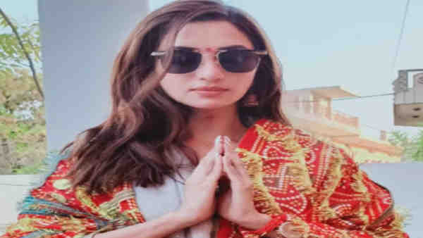 घर-घर जाकर वोट मांग रही है एक्ट्रेस दीक्षा सिंह