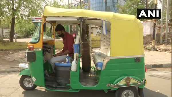 ऑटो एंबुलेंस से मरीजों को अस्पताल पहुंचा कर बचाई जान