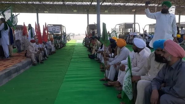 Singhu border farmers protest One side of highway cleared for passage of covid emergency services Singhu border farmers protest One side of highway cleared for passage of covid emergency services