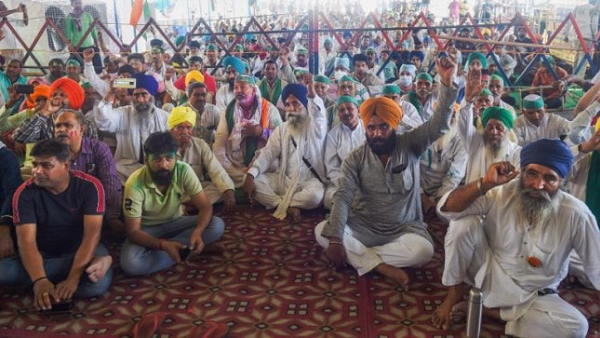 Singhu border farmers protest One side of highway cleared for passage of covid emergency services Singhu border farmers protest One side of highway cleared for passage of covid emergency services