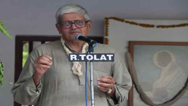 Former Bengal Governor Gopalkrishna Gandhi asked for immediate ban on election rallies, suggested this option to EC Former Bengal Governor Gopalkrishna Gandhi asked for immediate ban on election rallies, suggested this option to EC