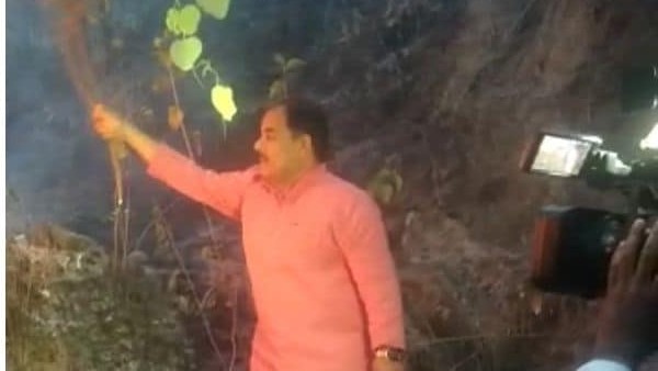 जंगल में लाइट, कैमरा, एक्शन के साथ आग बुझाने पहुंचे उत्तराखंड के वन मंत्री, VIDEO हुआ वायरल जंगल में लाइट, कैमरा, एक्शन के साथ आग बुझाने पहुंचे उत्तराखंड के वन मंत्री, VIDEO हुआ वायरल
