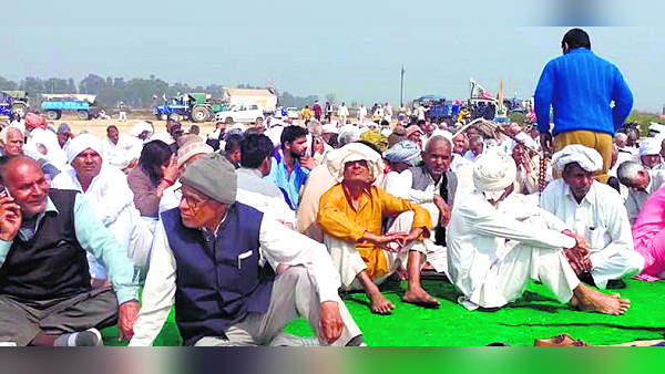 Singhu border farmers protest One side of highway cleared for passage of covid emergency services Singhu border farmers protest One side of highway cleared for passage of covid emergency services