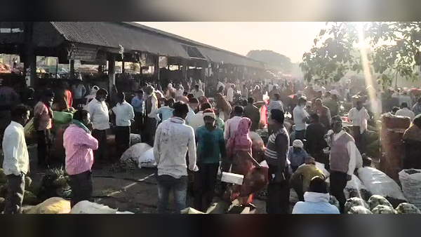 Huge crowd at vegetable markets of Moradabad and Delhi Ghazipur, people breaking COVID 19 guidelines Huge crowd at vegetable markets of Moradabad and Delhi Ghazipur, people breaking COVID 19 guidelines