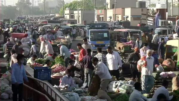 Huge crowd at vegetable markets of Moradabad and Delhi Ghazipur, people breaking COVID 19 guidelines Huge crowd at vegetable markets of Moradabad and Delhi Ghazipur, people breaking COVID 19 guidelines