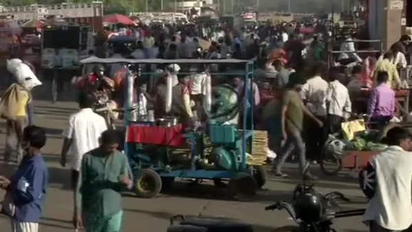 Huge crowd at vegetable markets of Moradabad and Delhi Ghazipur, people breaking COVID 19 guidelines Huge crowd at vegetable markets of Moradabad and Delhi Ghazipur, people breaking COVID 19 guidelines