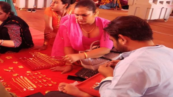किन्नरों ने बेटी को तोहफे में आभूषण दिए