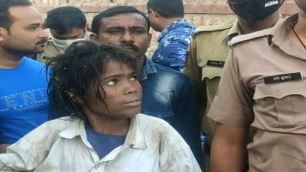 रस्सा के सहारे निकाला बाहर