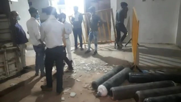 Looted for oxygen cylinder at Covid Hospital in Damoh Madhya Pradesh Looted for oxygen cylinder at Covid Hospital in Damoh Madhya Pradesh