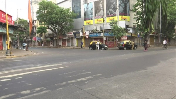 Maharashtra lockdown : Roads deserted and shops closed, Mumbai Marine Drive listened also due to covid 19 lockdown Maharashtra lockdown : Roads deserted and shops closed, Mumbai Marine Drive listened also due to covid 19 lockdown