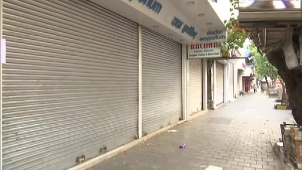 Maharashtra lockdown : Roads deserted and shops closed, Mumbai Marine Drive listened also due to covid 19 lockdown Maharashtra lockdown : Roads deserted and shops closed, Mumbai Marine Drive listened also due to covid 19 lockdown