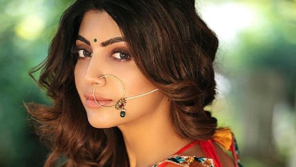 आकांक्षा ने तोड़ी चुप्पी