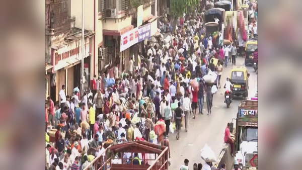 people breaking covid guidelines in Mumbai Dadar vegetables market, amidst covid-19 breakout people breaking covid guidelines in Mumbai Dadar vegetables market, amidst covid-19 breakout