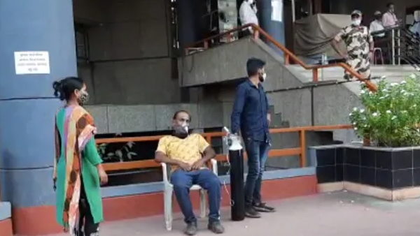 coronavirus patient Dies who had to sit on protest outside municipal office in Nashik With Oxygen Mask coronavirus patient Dies who had to sit on protest outside municipal office in Nashik With Oxygen Mask