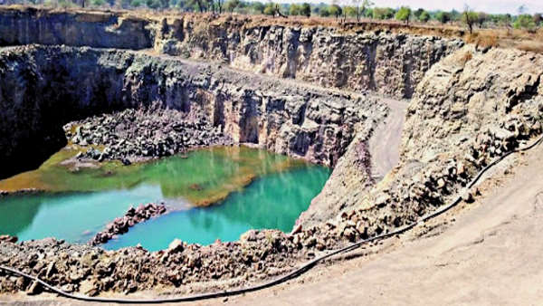 People vying to apply for stone-ballast mines, 261 people queuing up from Gwalior People vying to apply for stone-ballast mines, 261 people queuing up from Gwalior