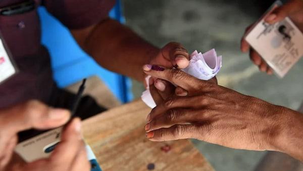 धर्मेंद और संध्या के बीच बंद है बातचीत