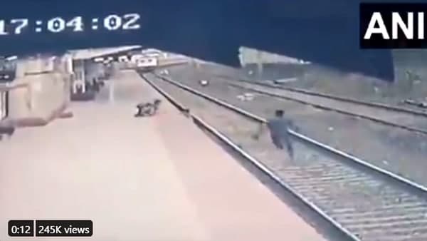 बच्चे को प्वाइंटमैन ने खुद की जान पर खेलकर बचाया