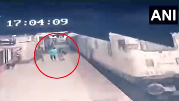 प्वाइंटमैन मयूर ने नेत्रहीन मां के सहारे की जान बचाई