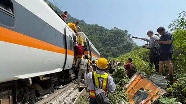 सुरंग में ट्रेन हादसा