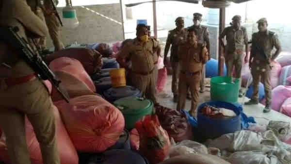 Pratapgarh News: Police caught illegal liquor worth 10 lakh rupees Pratapgarh News: Police caught illegal liquor worth 10 lakh rupees