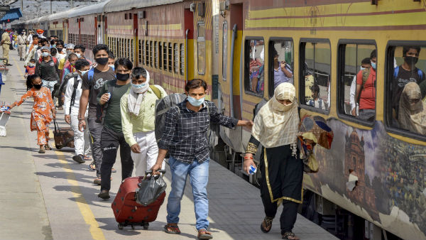 कैसे थमेगा कोरोना? स्टेशन पर बिना जांच कराए पीछे की गेट से फरार हो रहे हैं प्रवासी श्रमिक, देखें VIDEO कैसे थमेगा कोरोना? स्टेशन पर बिना जांच कराए पीछे की गेट से फरार हो रहे हैं प्रवासी श्रमिक, देखें VIDEO