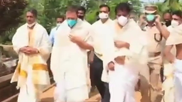 केरल के वायनाड के थिरुनेली मंदिर में राहुल गांधी ने विधि-विधान से की पूजा केरल के वायनाड के थिरुनेली मंदिर में राहुल गांधी ने विधि-विधान से की पूजा