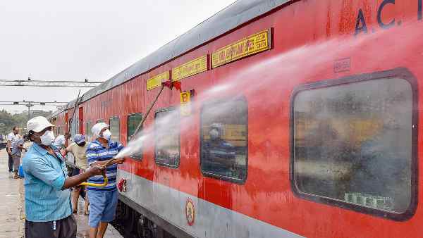 इन राजधानी एक्सप्रेस ट्रेनों से कम किए गए डिब्बे