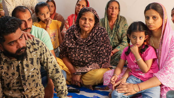 कोबरा कमांडो की पत्नी ने सरकार से पति की रिहाई के लिए विनती की है