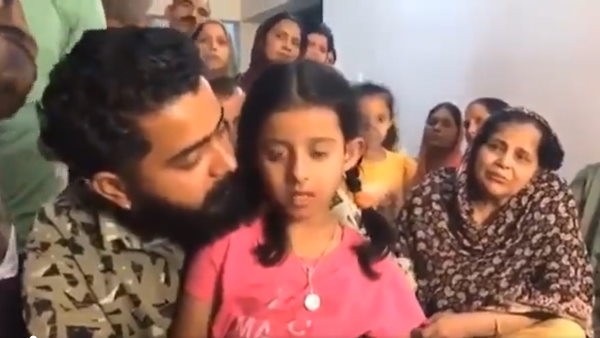 बेटी पिता को मुक्त कराने की गुहार लगा रही है