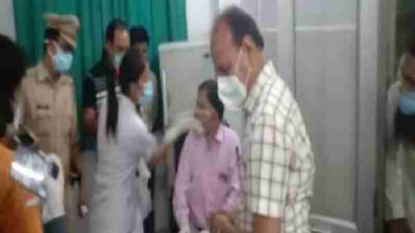 Rampur News: DM suspended nurse slapped doctor in district hospital Rampur News: DM suspended nurse slapped doctor in district hospital