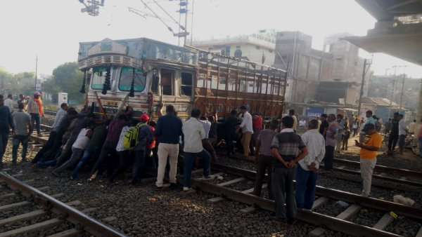 Trucks stuck on Bina railway tracks, trains were coming from both sides, watch the video Trucks stuck on Bina railway tracks, trains were coming from both sides, watch the video