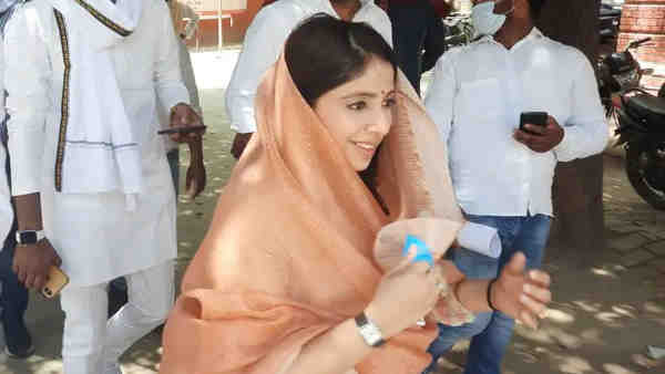 Urvashi Singh, daughter-in-law of Parasnath Yadav is also contesting the panchayat elections Urvashi Singh, daughter-in-law of Parasnath Yadav is also contesting the panchayat elections