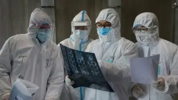 नई दिल्ली , 23 अप्रैल। देश में कोरोना वायरस का कहर जारी है, क्या आम और क्या खास सभी इसके चपेट में हैं। शुक्रवार को स्वास्थ्य मंत्रालय की ओर से जारी आंकड़ों के मुताबिक बीते 24 घंटों में देश में कोरोना के 3,32,730 नए केस सामने आए हैं, जो कि एक दिन के हिसाब से बहुत ज्यादा आंकड़े हैं। नए केसों के बाद देश में संक्रमितों की कुल संख्या 1,62,63,695 हो गई है तो वहीं 24 घंटे के अंदर कोरोना 2,263 लोगों ने दम तोड़ा है, जिसके बाद मौत का आंकड़ा 1,86,920 पहुंच गया है, भारत में अब एक्टिव केस 24,28,616 हैं, जबकि 1,36,48,159 लोग ठीक होकर अस्पताल से घर जा चुके हैं, तो वहीं देश में अब तक 13,54,78,420 लोगों को कोरोना का टीका लग चुका है। बीते 24 घंटों में 31,47,782लोगों का वैक्सीनेशन हुआ है। बता दें कि देश में रोजाना अब 3 लाख के करीब मामले सामने आ रहे हैं। इतनी बड़ी संख्या में मरीजों के पॉजिटिव आने से स्वास्थ्य व्यवस्था चरमरा गई है, जहां पर अस्पतालों में बेड के साथ ही दवाइयां और ऑक्सीजन कम पड़ रही है। वहीं दूसरी ओर RT-PCR और एंटीजन टेस्ट की भी मांग तेजी से बढ़ रही है। तो वहीं रेमडेसिविर की मांग में अचानक तेजी को देखते हुए केंद्र सरकार ने रेमडेसिविर की मैन्युफैक्चरिंग क्षमता बढ़ाने का आदेश फार्मा कंपनियों को दिया है। पीएम मोदी ने बुलाई कोरोना पर बैठक बढ़ते कोरोना संकट को देखते हुए आज पीएम मोदी ने आज अपनी बंगाल रैली को कैंसिल कर दिया है। उन्होंने कहा कि वो आज एक हाईलेवल मीटिंग में शामिल होंगे, जिसमें वो देश में कोरोना की मौजूदा स्थिति को लेकर समीक्षा करेंगे। ऐसे में वो बंगाल नहीं जाएंगे। COVID-19 वैक्सीन की खुराक देने वाला सबसे तेज देश बना भारत तो वहीं केंद्रीय स्वास्थ्य मंत्रालय ने कल एक बयान जारी करते हुए बताया कि भारत 13 करोड़ COVID-19 वैक्सीन की खुराक देने वाला सबसे तेज देश बन गया है। मात्र 95 दिन में भारत ने ऐसा कर दिखाया है जबकि अमेरिका को 101 और चीन ने 109 दिन लगे हैं। 100 दिनों तक चलेगी कोरोना की दूसरी लहर इंडिया में इस वक्त कोरोना की दूसरी लहर चल रही है, एक्सपर्ट की माने तो ये लहर अगले 100 दिनों तक चलने वाली है और जब तक 70 प्रतिशत आबादी का वैक्सीनेशन नहीं हो जाता है, तब तक कोरोना की लहर लोगों को परेशानी में डालती रहेगी। नई दिल्ली , 23 अप्रैल। देश में कोरोना वायरस का कहर जारी है, क्या आम और क्या खास सभी इसके चपेट में हैं। शुक्रवार को स्वास्थ्य मंत्रालय की ओर से जारी आंकड़ों के मुताबिक बीते 24 घंटों में देश में कोरोना के 3,32,730 नए केस सामने आए हैं, जो कि एक दिन के हिसाब से बहुत ज्यादा आंकड़े हैं। नए केसों के बाद देश में संक्रमितों की कुल संख्या 1,62,63,695 हो गई है तो वहीं 24 घंटे के अंदर कोरोना 2,263 लोगों ने दम तोड़ा है, जिसके बाद मौत का आंकड़ा 1,86,920 पहुंच गया है, भारत में अब एक्टिव केस 24,28,616 हैं, जबकि 1,36,48,159 लोग ठीक होकर अस्पताल से घर जा चुके हैं, तो वहीं देश में अब तक 13,54,78,420 लोगों को कोरोना का टीका लग चुका है। बीते 24 घंटों में 31,47,782लोगों का वैक्सीनेशन हुआ है। बता दें कि देश में रोजाना अब 3 लाख के करीब मामले सामने आ रहे हैं। इतनी बड़ी संख्या में मरीजों के पॉजिटिव आने से स्वास्थ्य व्यवस्था चरमरा गई है, जहां पर अस्पतालों में बेड के साथ ही दवाइयां और ऑक्सीजन कम पड़ रही है। वहीं दूसरी ओर RT-PCR और एंटीजन टेस्ट की भी मांग तेजी से बढ़ रही है। तो वहीं रेमडेसिविर की मांग में अचानक तेजी को देखते हुए केंद्र सरकार ने रेमडेसिविर की मैन्युफैक्चरिंग क्षमता बढ़ाने का आदेश फार्मा कंपनियों को दिया है। पीएम मोदी ने बुलाई कोरोना पर बैठक बढ़ते कोरोना संकट को देखते हुए आज पीएम मोदी ने आज अपनी बंगाल रैली को कैंसिल कर दिया है। उन्होंने कहा कि वो आज एक हाईलेवल मीटिंग में शामिल होंगे, जिसमें वो देश में कोरोना की मौजूदा स्थिति को लेकर समीक्षा करेंगे। ऐसे में वो बंगाल नहीं जाएंगे। COVID-19 वैक्सीन की खुराक देने वाला सबसे तेज देश बना भारत तो वहीं केंद्रीय स्वास्थ्य मंत्रालय ने कल एक बयान जारी करते हुए बताया कि भारत 13 करोड़ COVID-19 वैक्सीन की खुराक देने वाला सबसे तेज देश बन गया है। मात्र 95 दिन में भारत ने ऐसा कर दिखाया है जबकि अमेरिका को 101 और चीन ने 109 दिन लगे हैं। 100 दिनों तक चलेगी कोरोना की दूसरी लहर इंडिया में इस वक्त कोरोना की दूसरी लहर चल रही है, एक्सपर्ट की माने तो ये लहर अगले 100 दिनों तक चलने वाली है और जब तक 70 प्रतिशत आबादी का वैक्सीनेशन नहीं हो जाता है, तब तक कोरोना की लहर लोगों को परेशानी में डालती रहेगी।