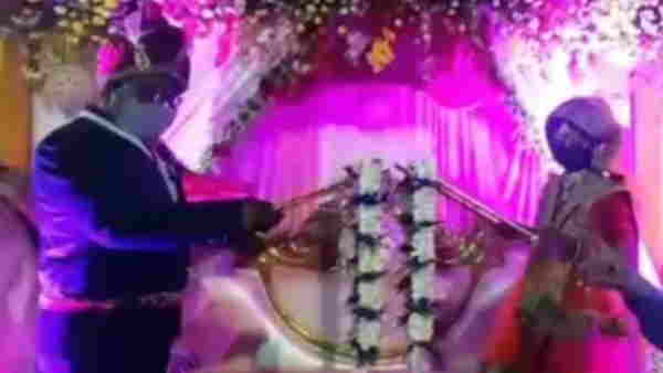begusarai groom and bride did social distancing during marriage begusarai groom and bride did social distancing during marriage